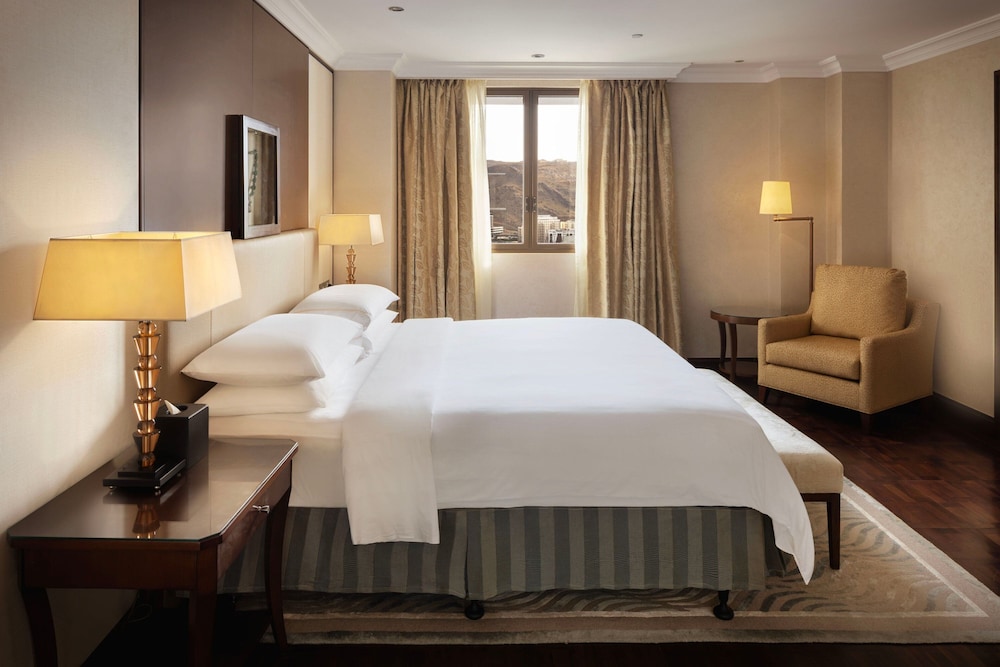Club Suite, 1 King Bed photo 3