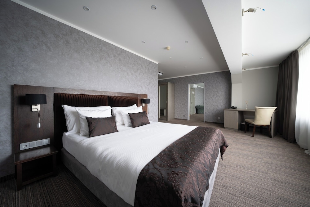 Executive Suite with Park view and balcony photo 3