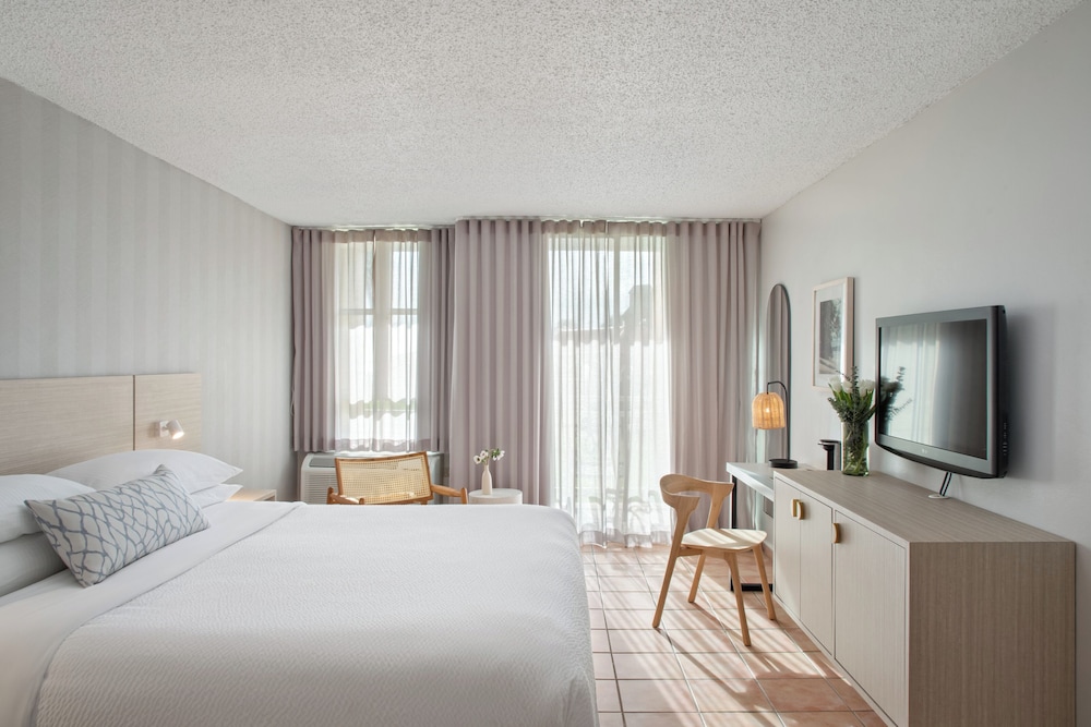 Suite, 1 Bedroom - Photo 3