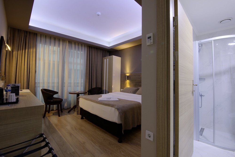 Standard Room, 1 Queen Bed photo 3