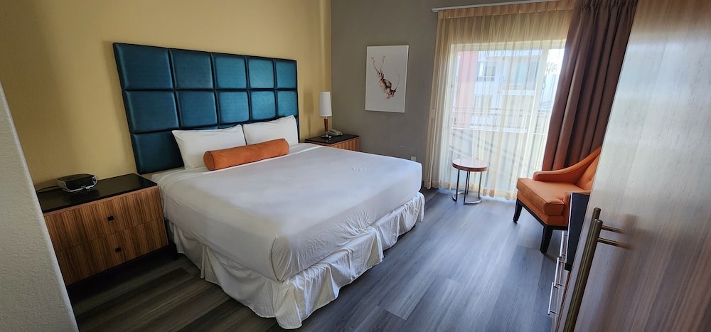 Deluxe Room, 1 King Bed, Balcony - Photo 1