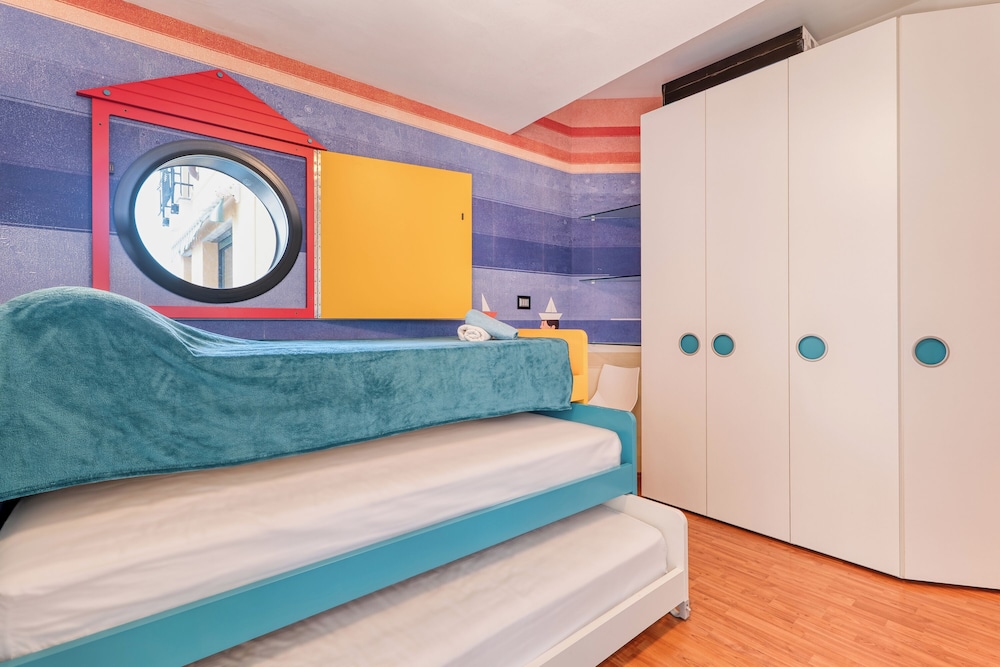 Family Apartment, Multiple Bedrooms, 2 Bathrooms, Sea Facing (Front Beach Magic Sea - 20m From The) photo 2