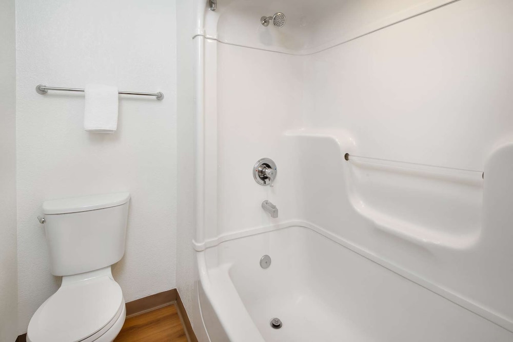 Deluxe Suite, 1 Queen Bed, Non Smoking, Refrigerator & Microwave photo 2