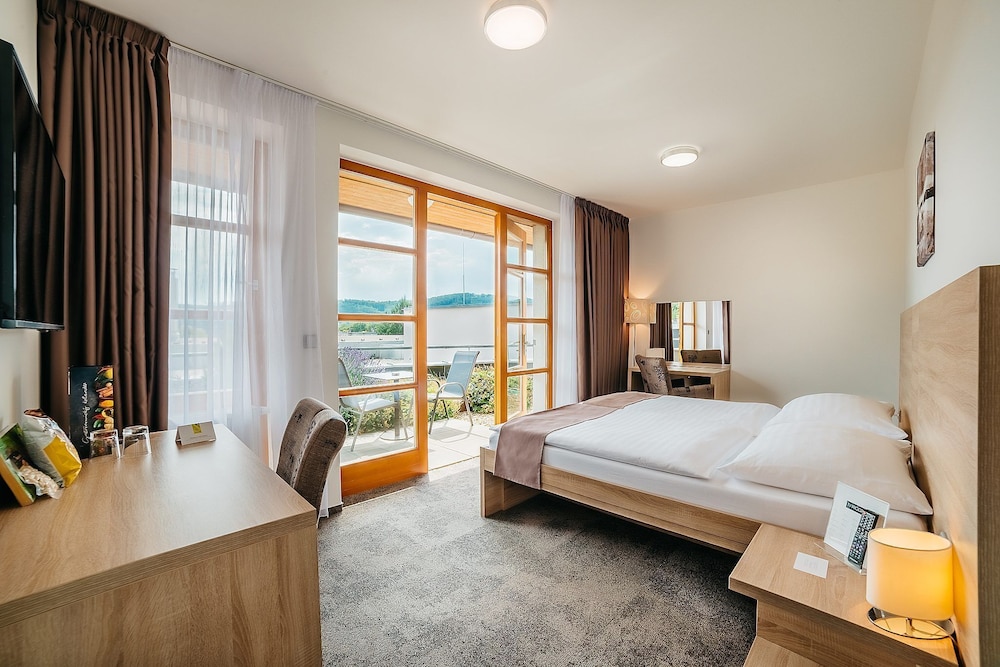 Classic Triple Room, 1 Queen Bed with Sofa bed photo 1