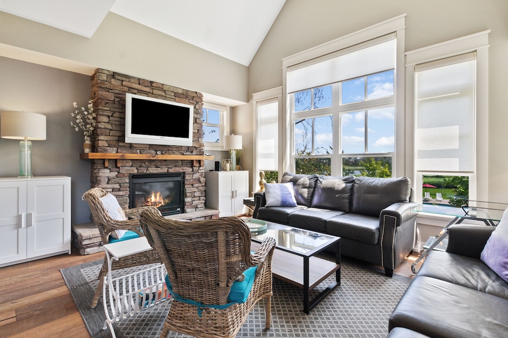 Premium Townhome, 3 Bedrooms (219 Rivergrass - Pet Friendly)