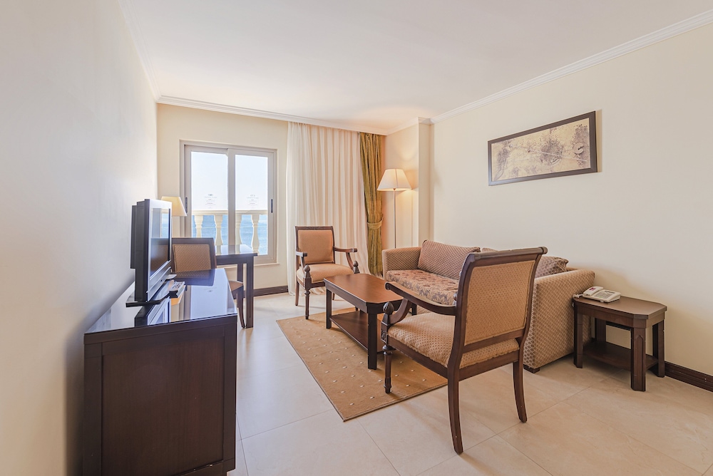 Suite, 1 Bedroom, Smoking (Seafront)