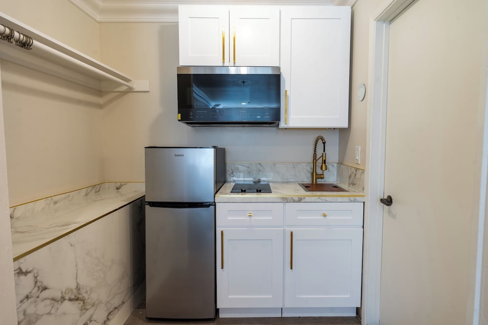 Studio Suite, 1 King Bed, Kitchenette - Photo 3