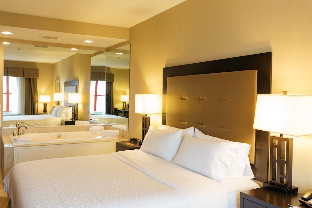 Standard Room, 1 King Bed, Jetted Tub - Photo 4
