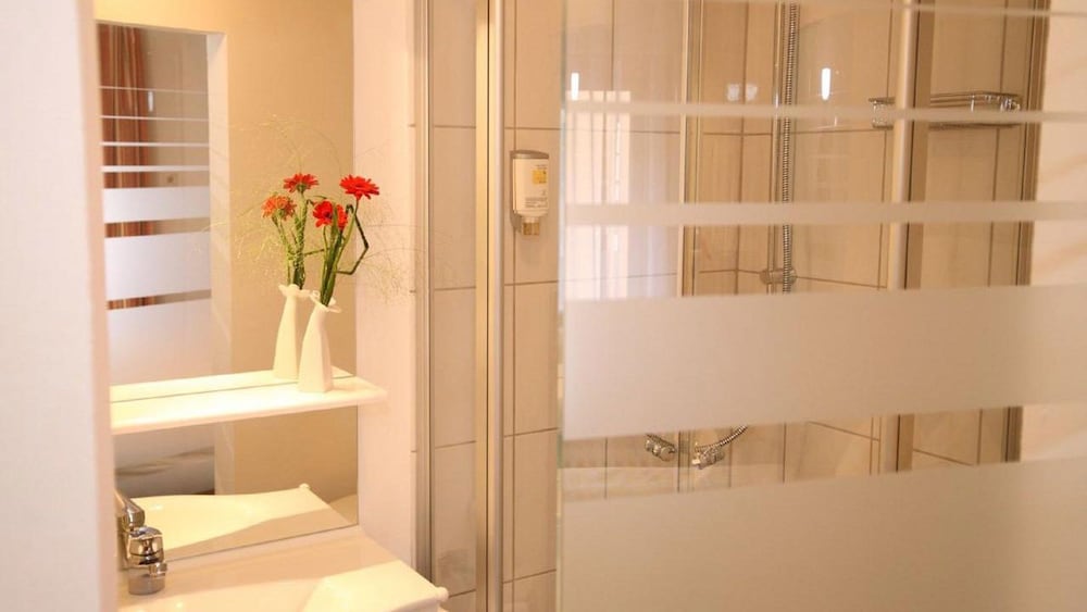 Double Room, Private Bathroom - Photo 6
