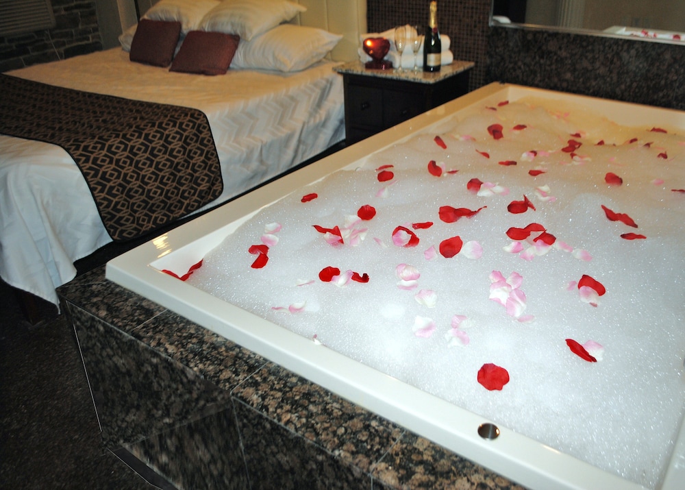 Deluxe Room, 1 King Bed, Jetted Tub photo 2