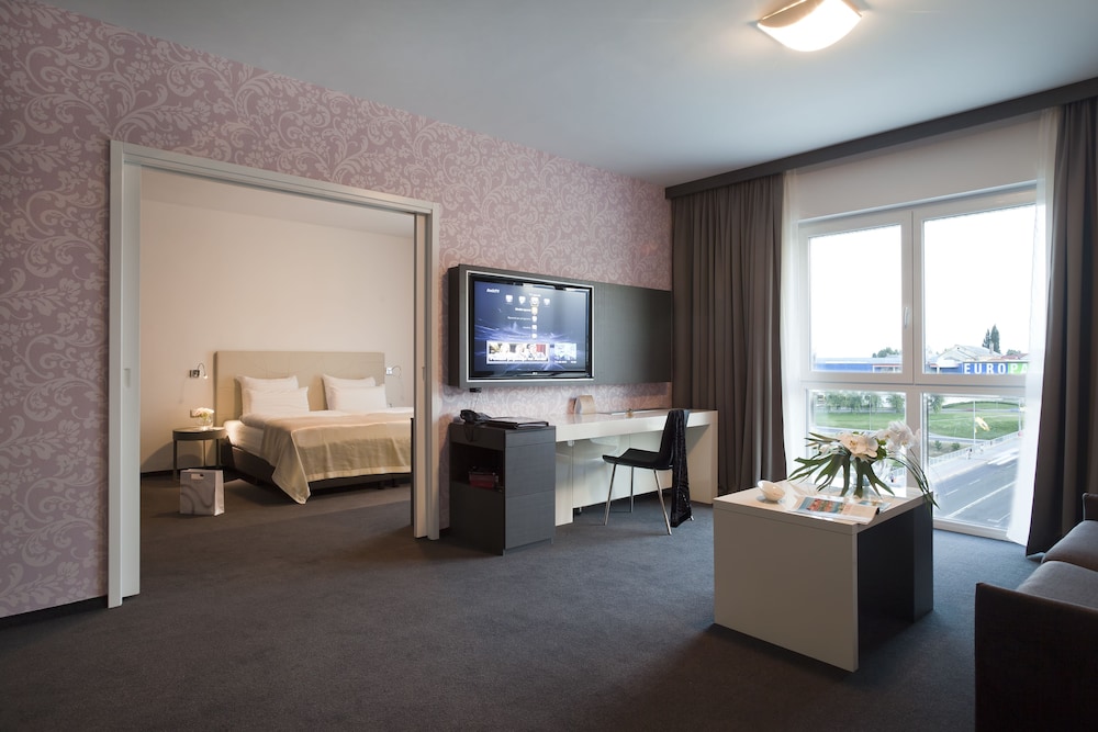 Suite - Photo 1