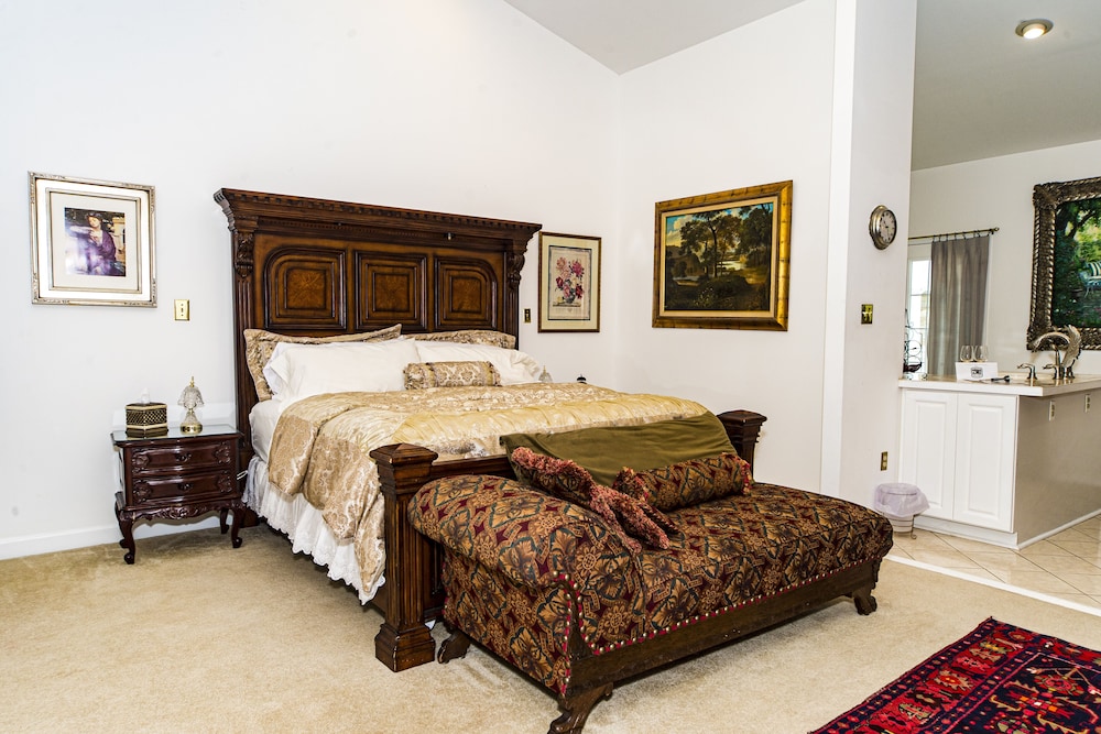 Luxury Suite, Multiple Beds, Kitchen, Mountain View photo 3