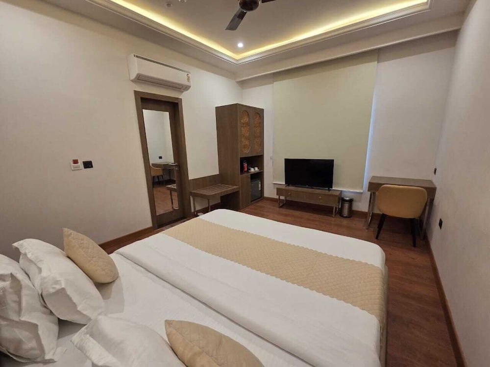 Superior Double Room, City View
