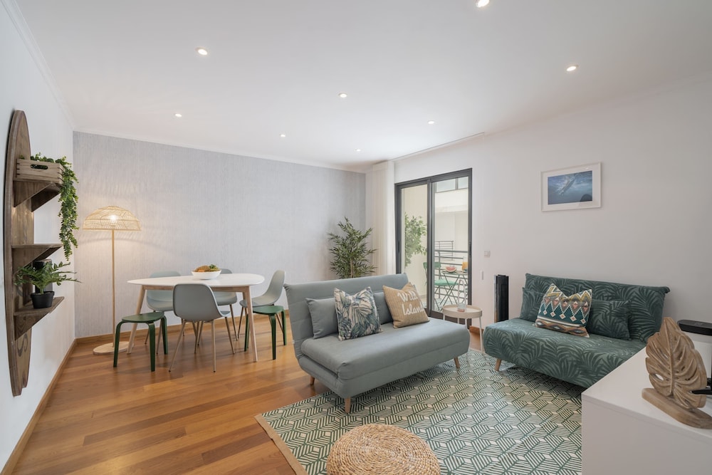 Basic Apartment, Multiple Beds