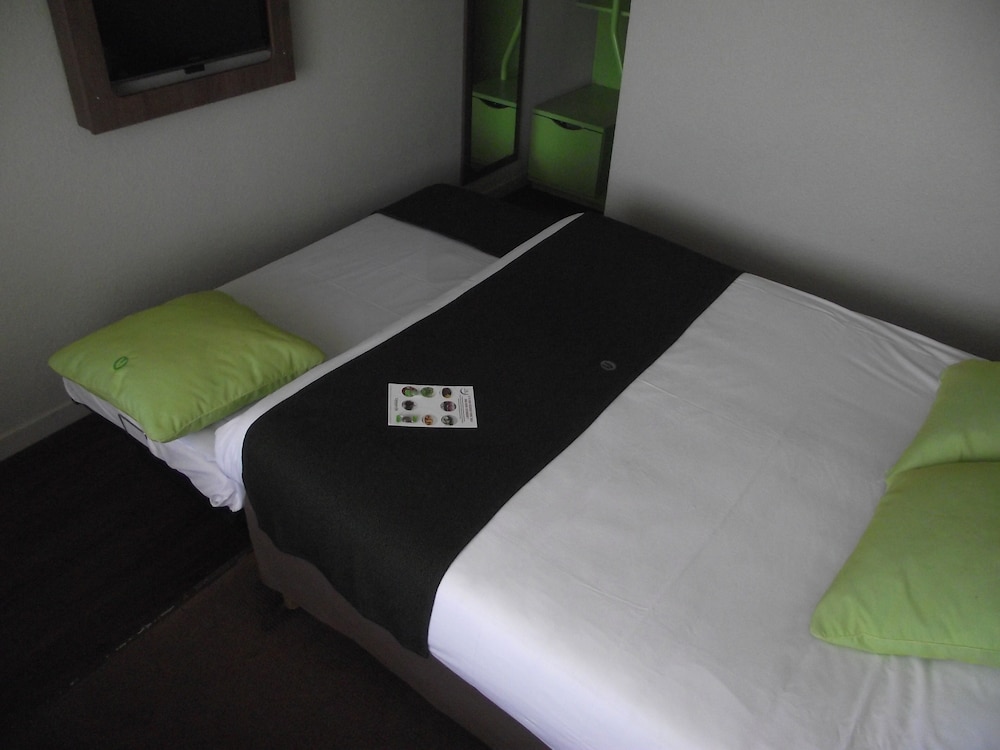 Standard Room, Multiple Beds - Photo 1