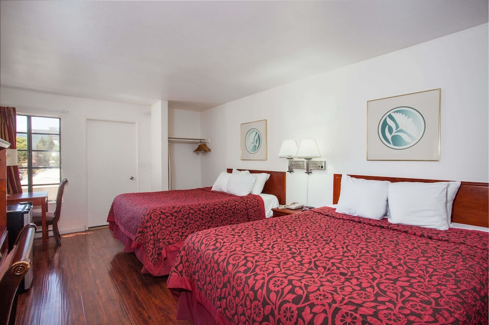 Suite, Multiple Beds, Non Smoking (First Floor) photo 2