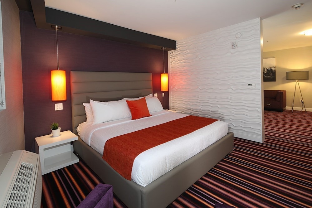 Suite, 1 King Bed photo 2