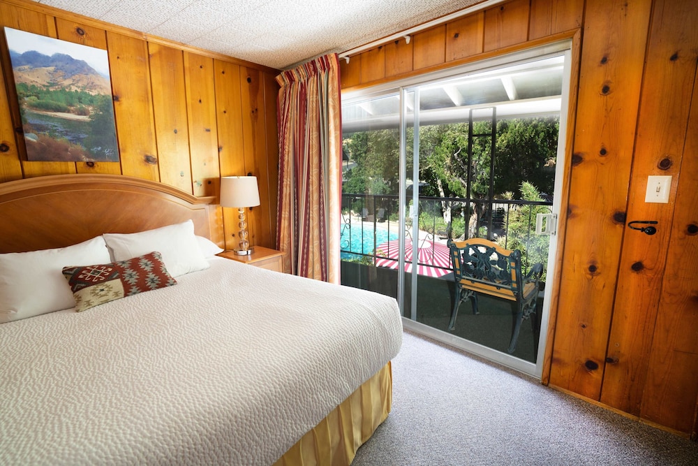 Superior Room, 1 King Bed photo 1
