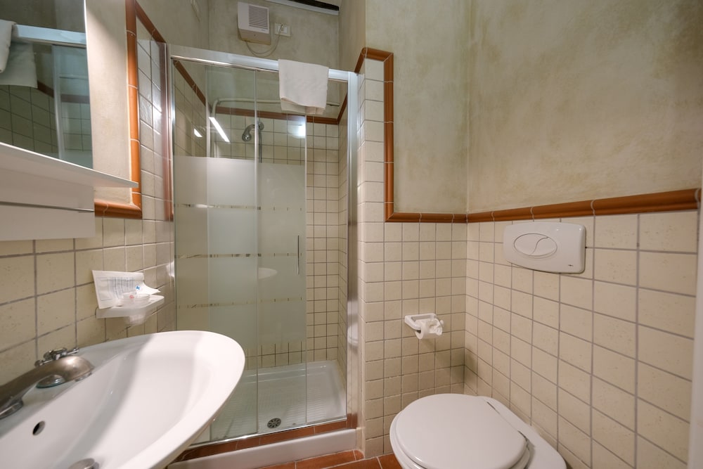 Standard Double Room - Photo 8