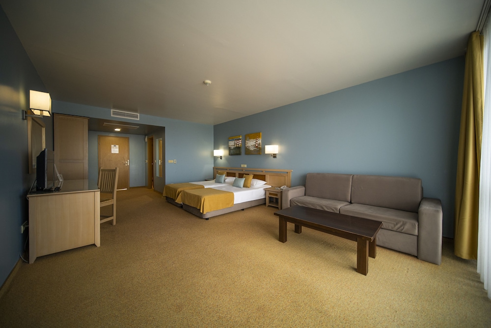 Superior Double Room, Balcony, Partial Sea View photo 3