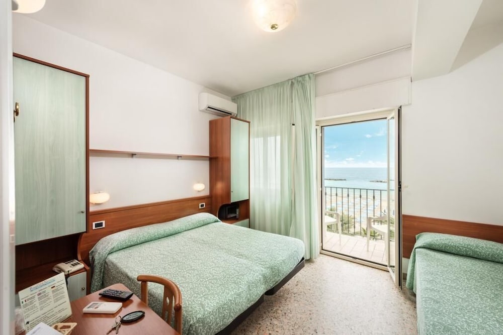 Standard Quadruple Room, Balcony, Sea View photo 1