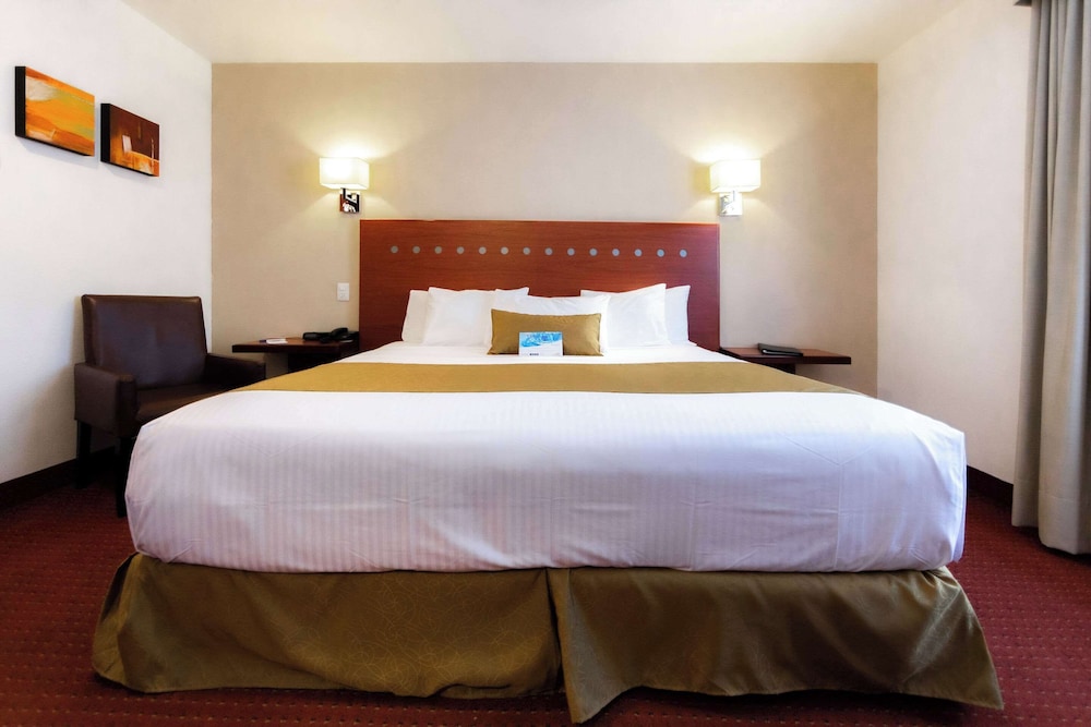 Standard Room, 1 King Bed, Non Smoking - Photo 2