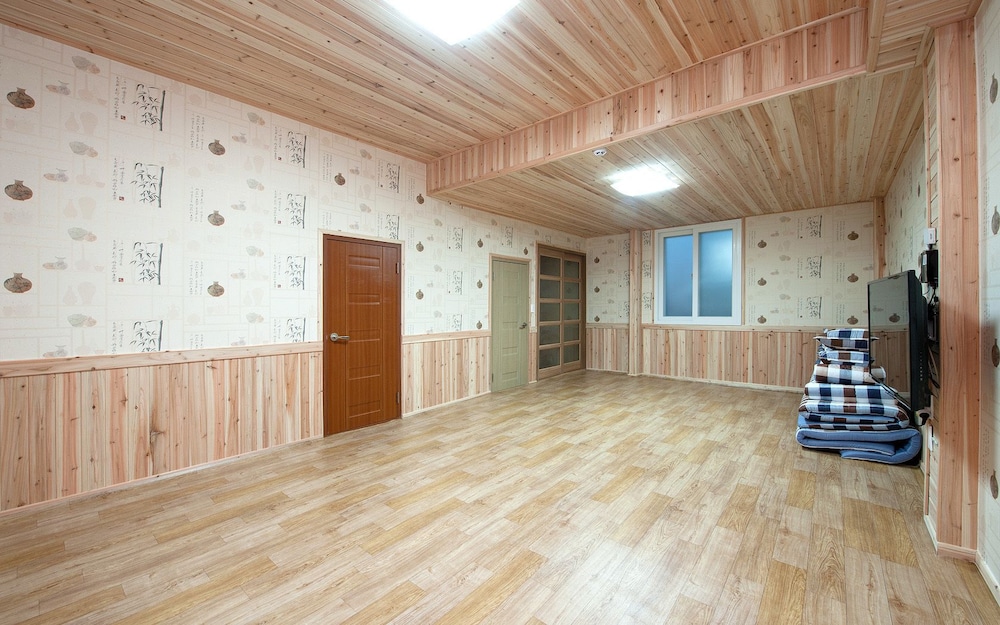 Room (Group) photo 2