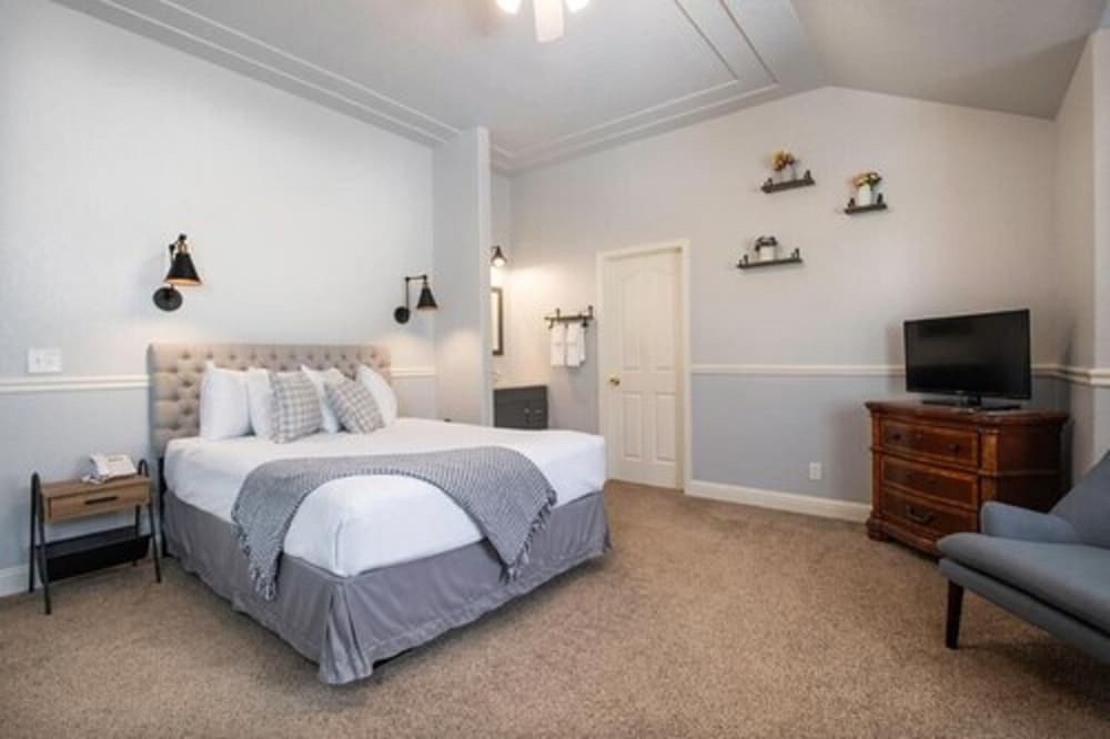 Queen Room Deluxe with Jetted tub photo 2