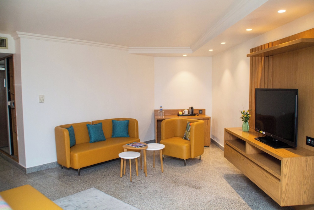 Deluxe Room, 1 King Bed, Balcony, City View (Queen Room), photo 6