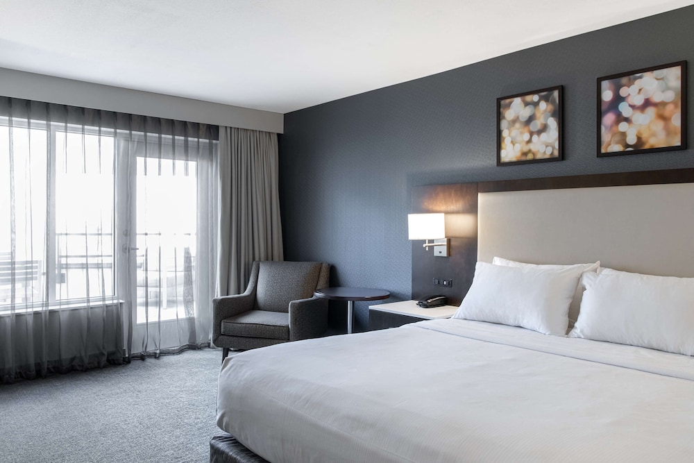 Deluxe Studio Suite, 1 King Bed with Sofa bed, Balcony photo 2