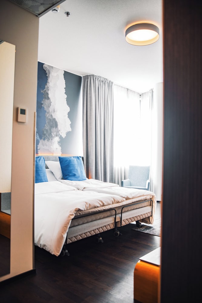 Deluxe Room, 1 King Bed, Non Smoking photo 3