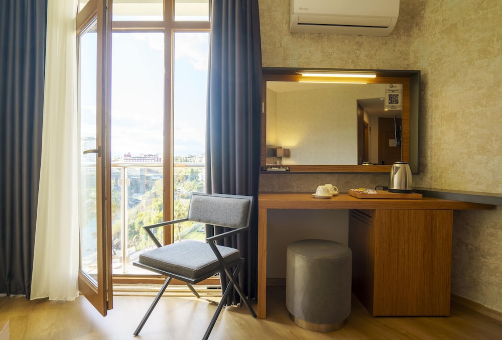 Superior Room, City View thumbnail 5
