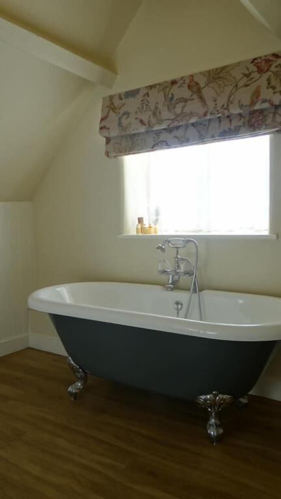 Superior Twin Room, Ensuite (with Bath) photo 3