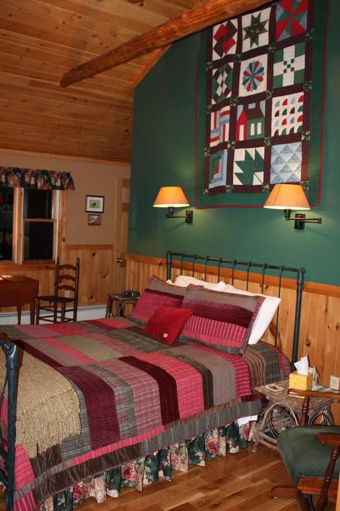 Deluxe Single Room, 1 Queen Bed, Ensuite, Lake View ( Moose Room) photo 1