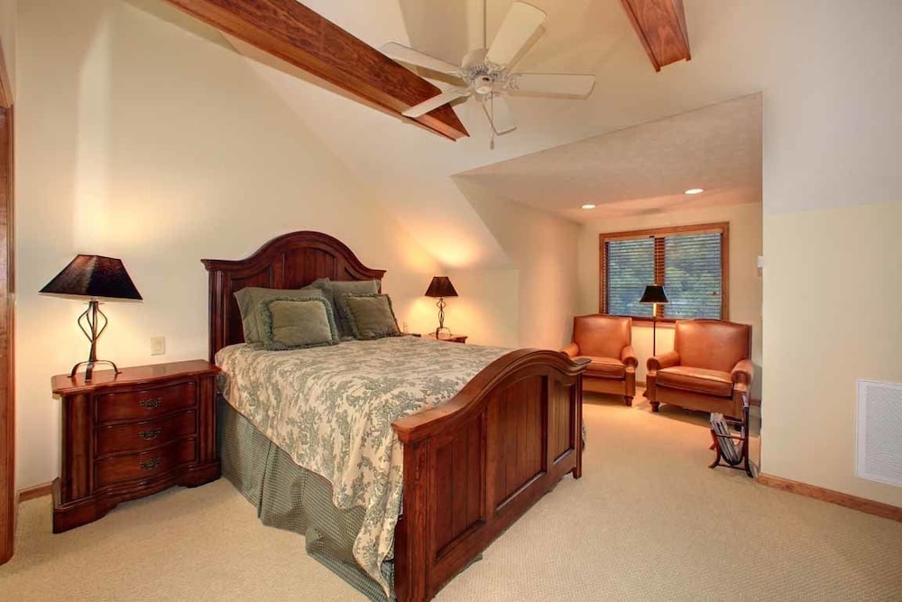 Condo, 3 Bedroom/3 bath w/ Den photo 2
