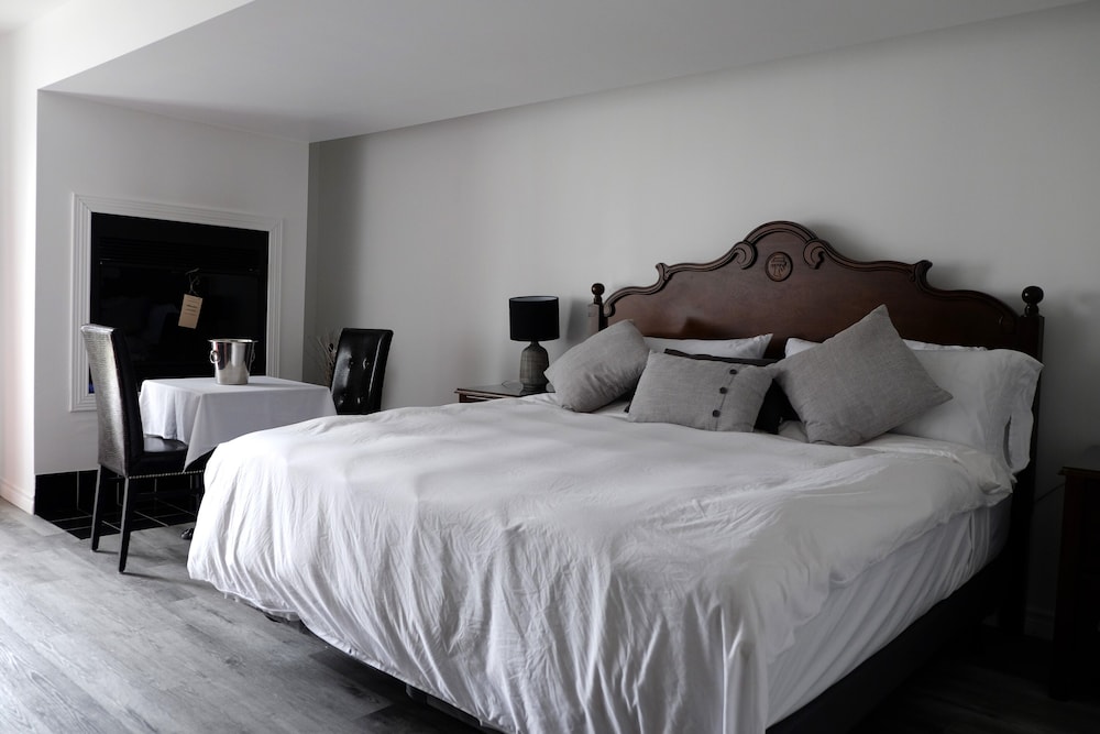 Superior King Room with Fireplace Adapted