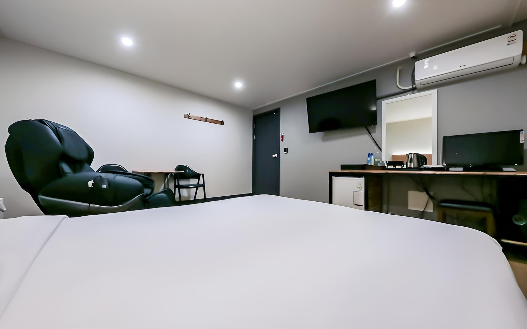Room (Massage chair (1PCnetflix LG Heeling ) - Photo 1