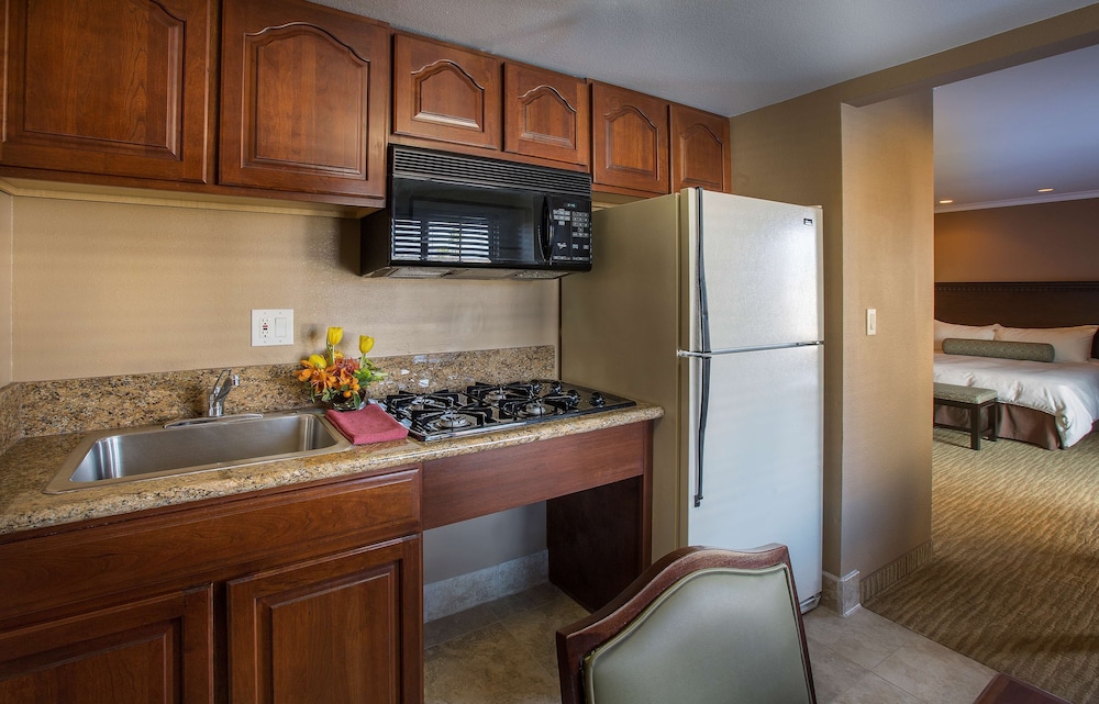 Premium Studio Suite, 1 King Bed (Coast Premium King Studio Suite) - Photo 4