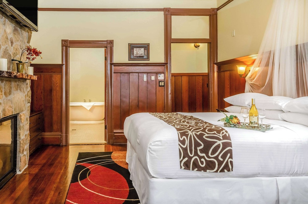 Standard Room, 1 King Bed, Non Smoking (Large Room) photo 2