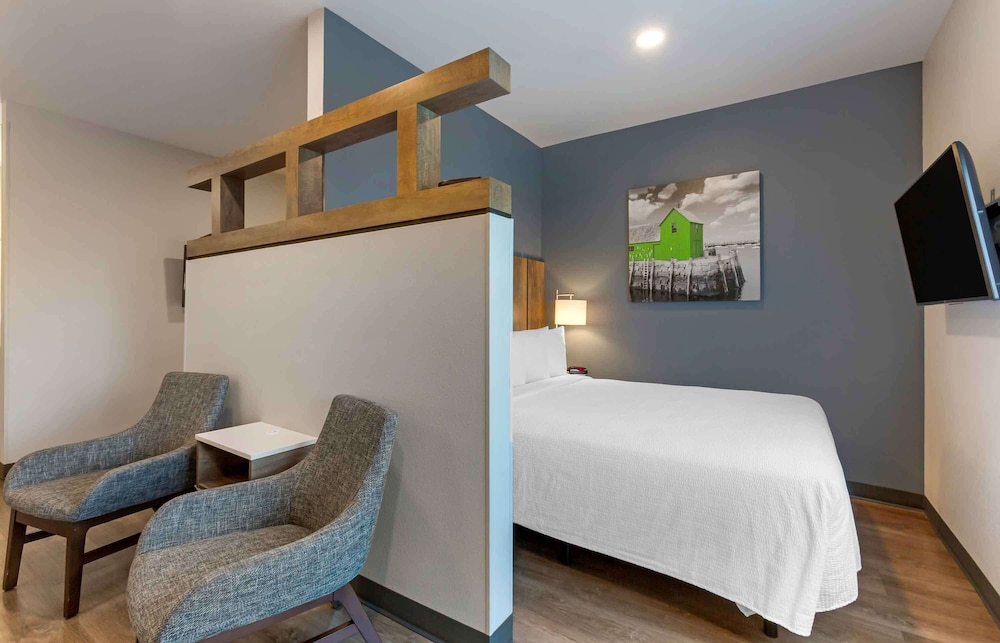 Premium Studio, 2 Queen Beds, Non Smoking, Refrigerator (Microwave)