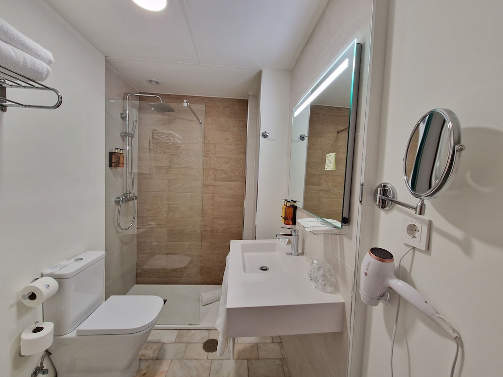 Deluxe Suite - Photo 15