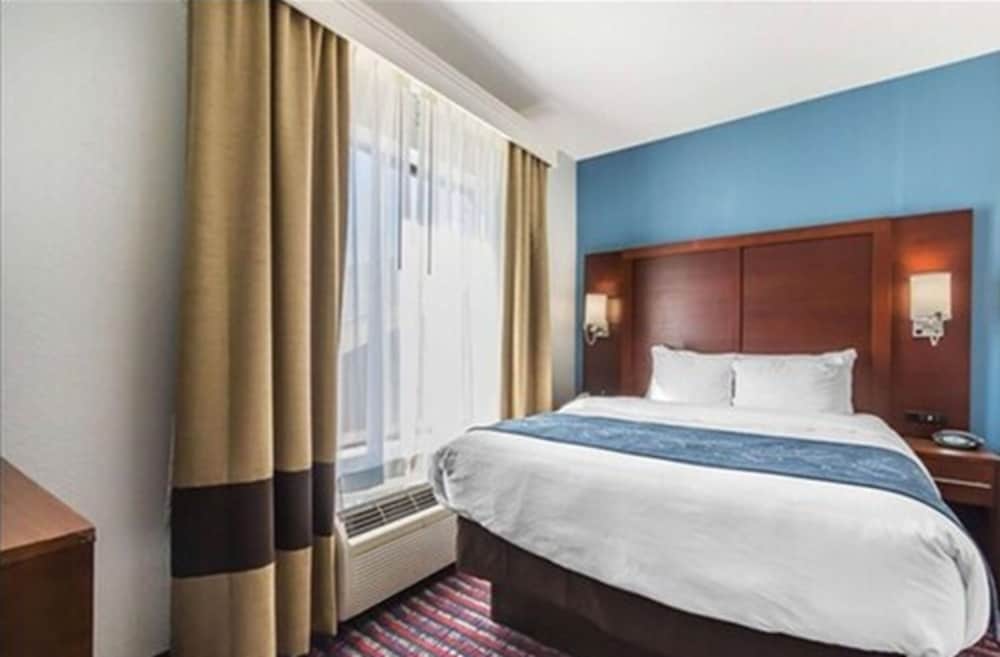 Suite, 1 King Bed, Non Smoking - Photo 4