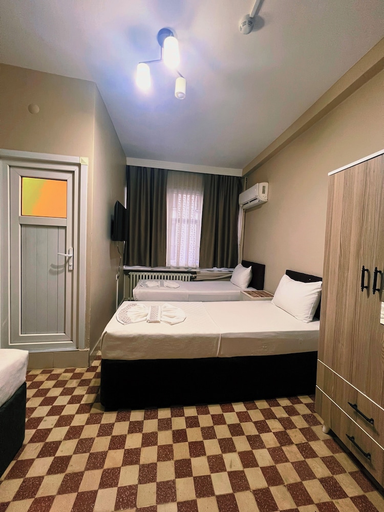 Standard Triple Room, Smoking, Private Bathroom photo 3