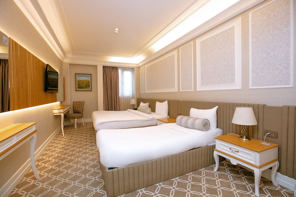 Junior Suite, 1 King Bed - Photo 3