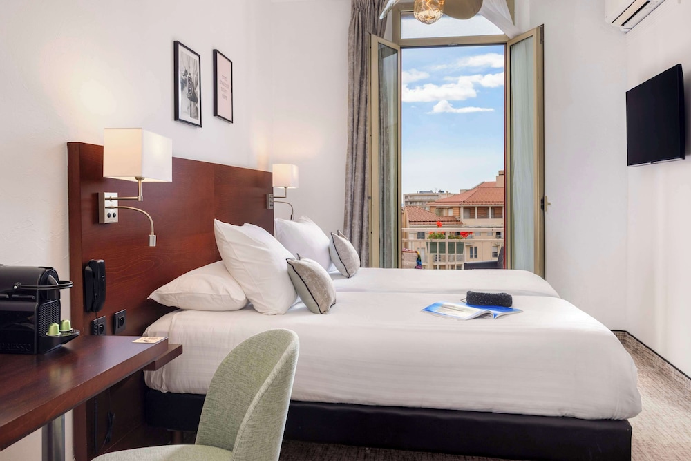 Deluxe Room, 1 Queen Bed, Non Smoking, Sea View - Photo 4