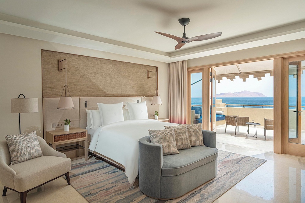Premier Suite (King) - Photo 1