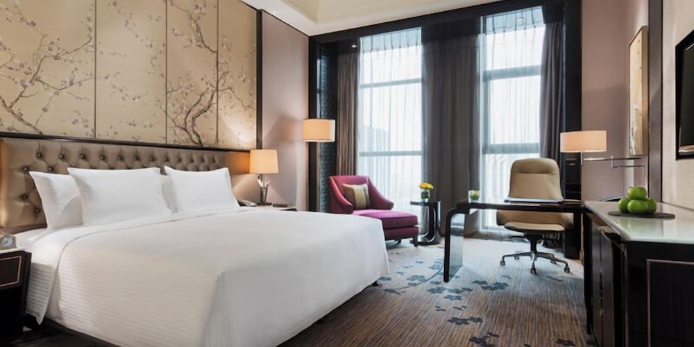 Deluxe Room, 1 King Bed - Photo 3