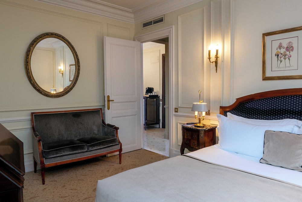 Suite, 1 King Bed - Photo 3