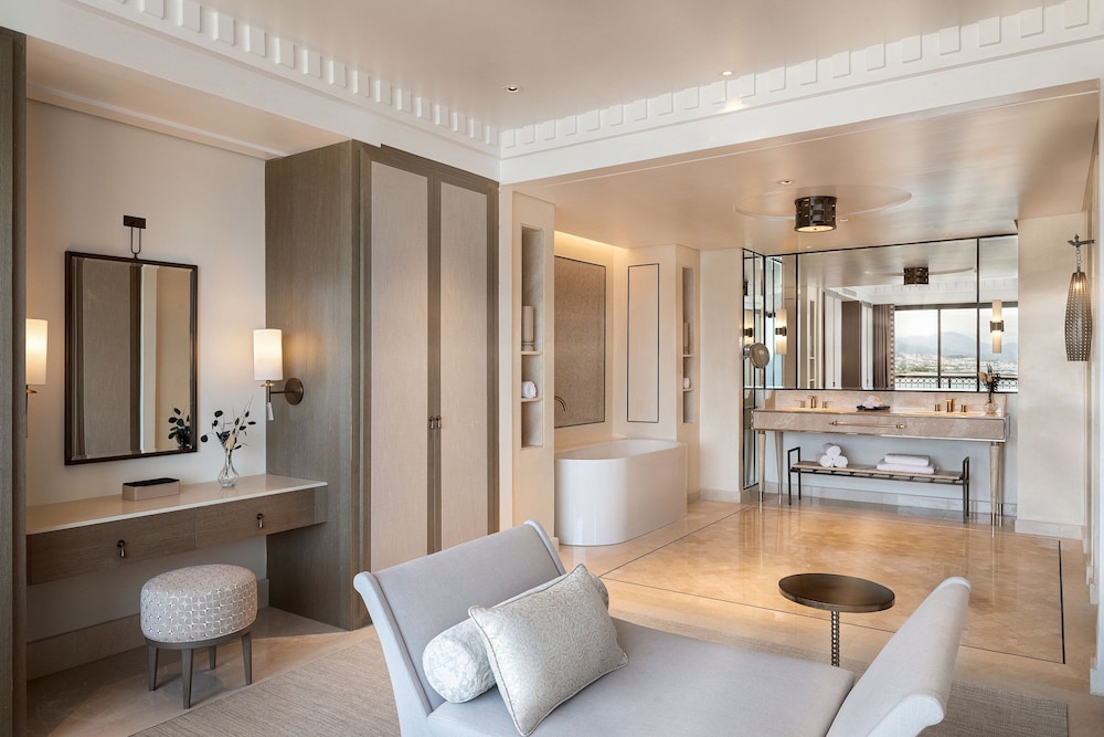 Signature Suite, 1 King Bed, Corner - Photo 8