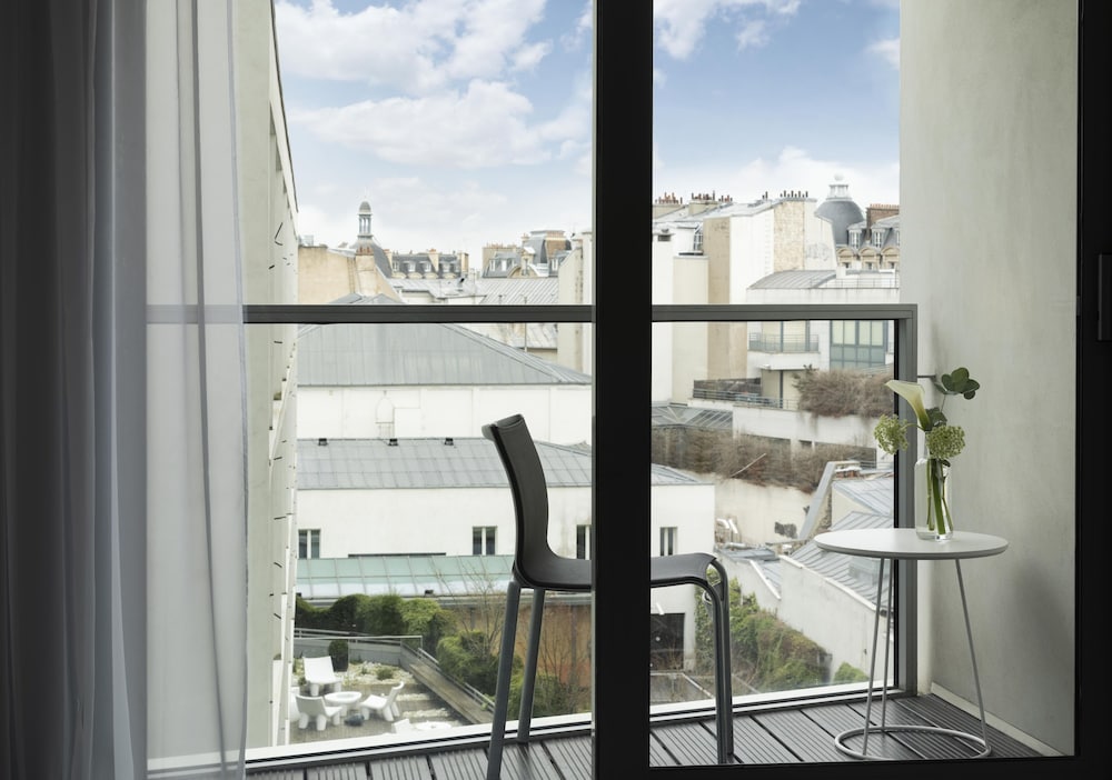 Room, 1 King Bed, Garden View (Balcony) photo 2